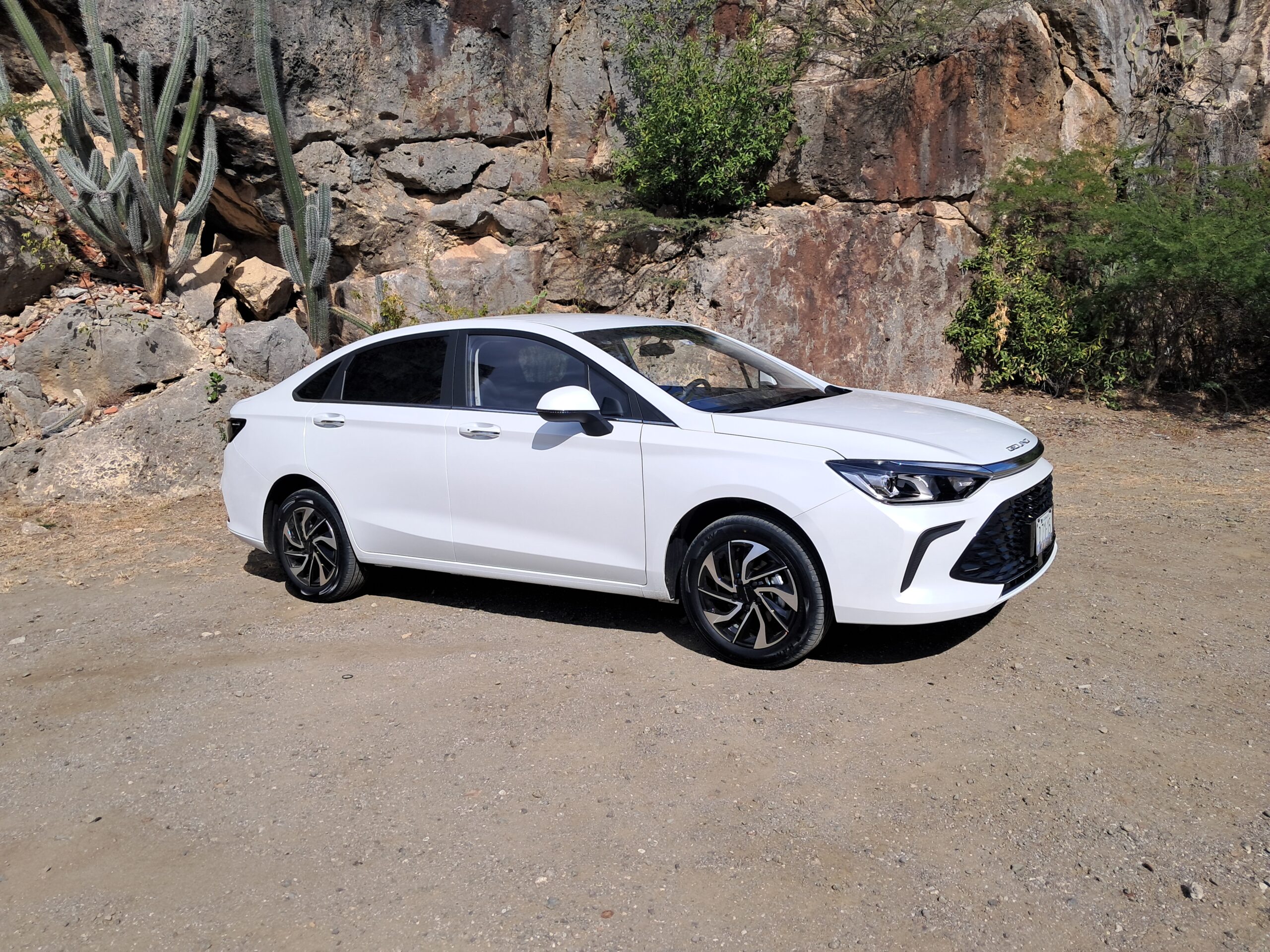 Witte auto op een rotsachtige achtergrond