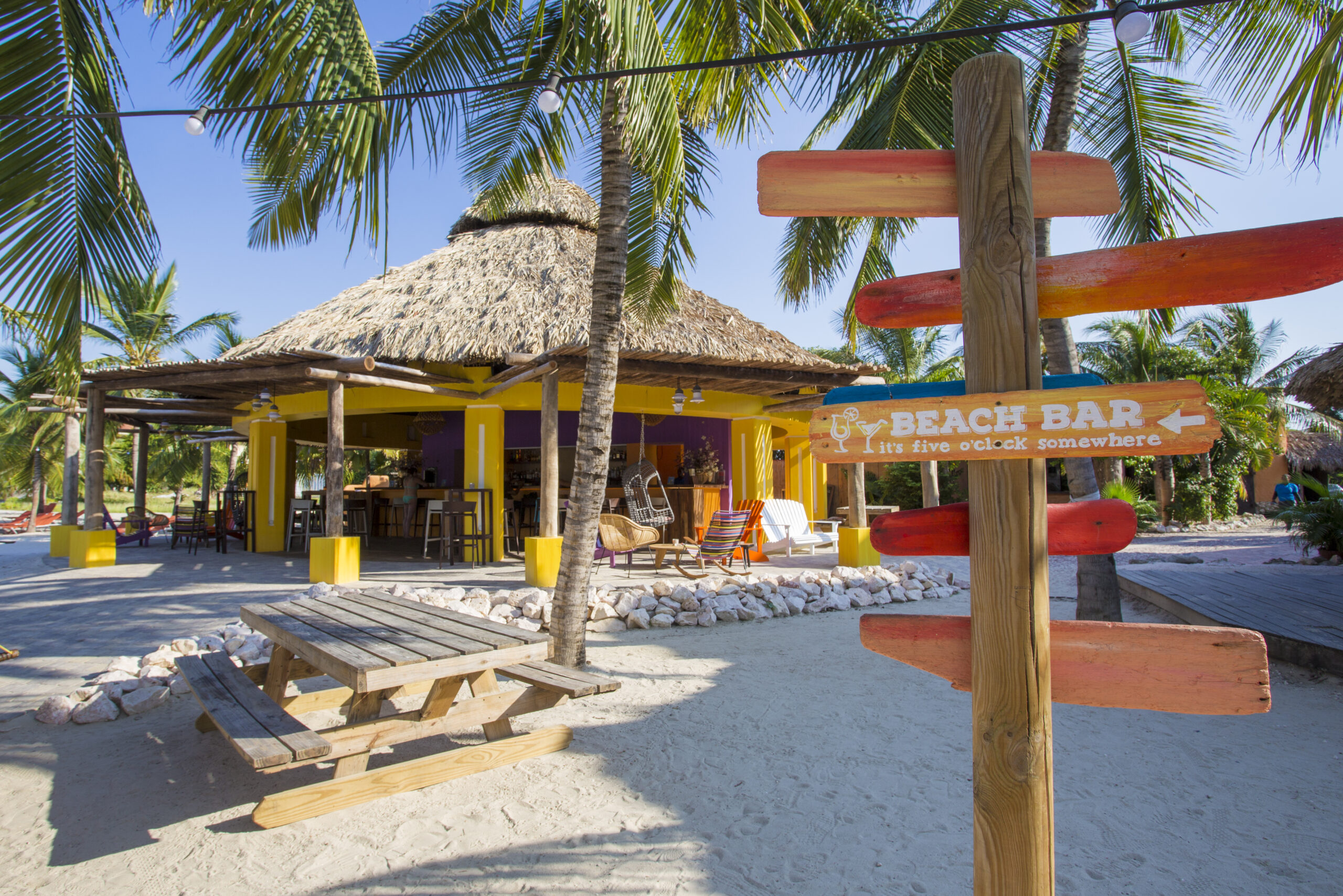 Tropische strandbar met palmbomen