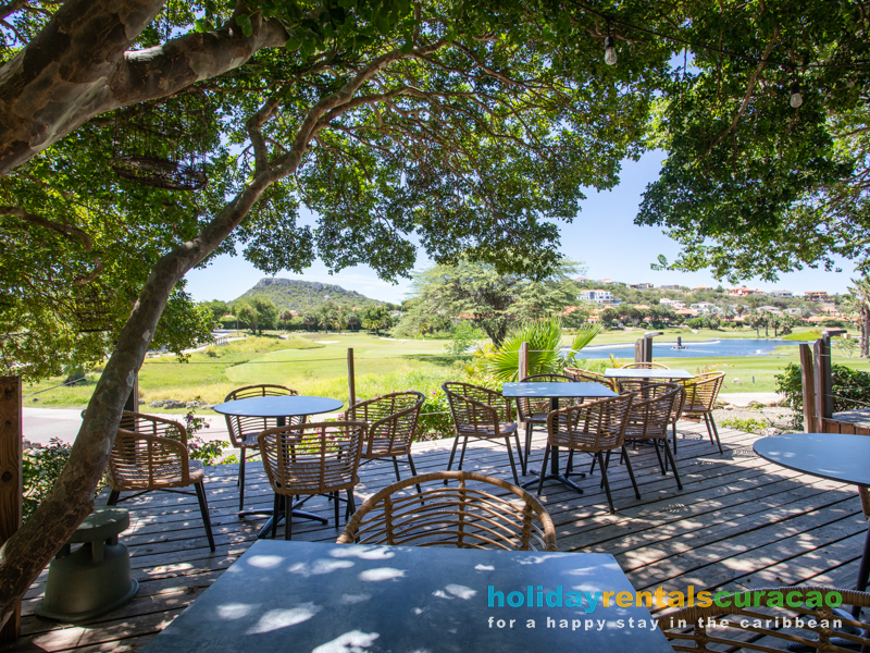 Terras met uitzicht op golfbaan op blue bay