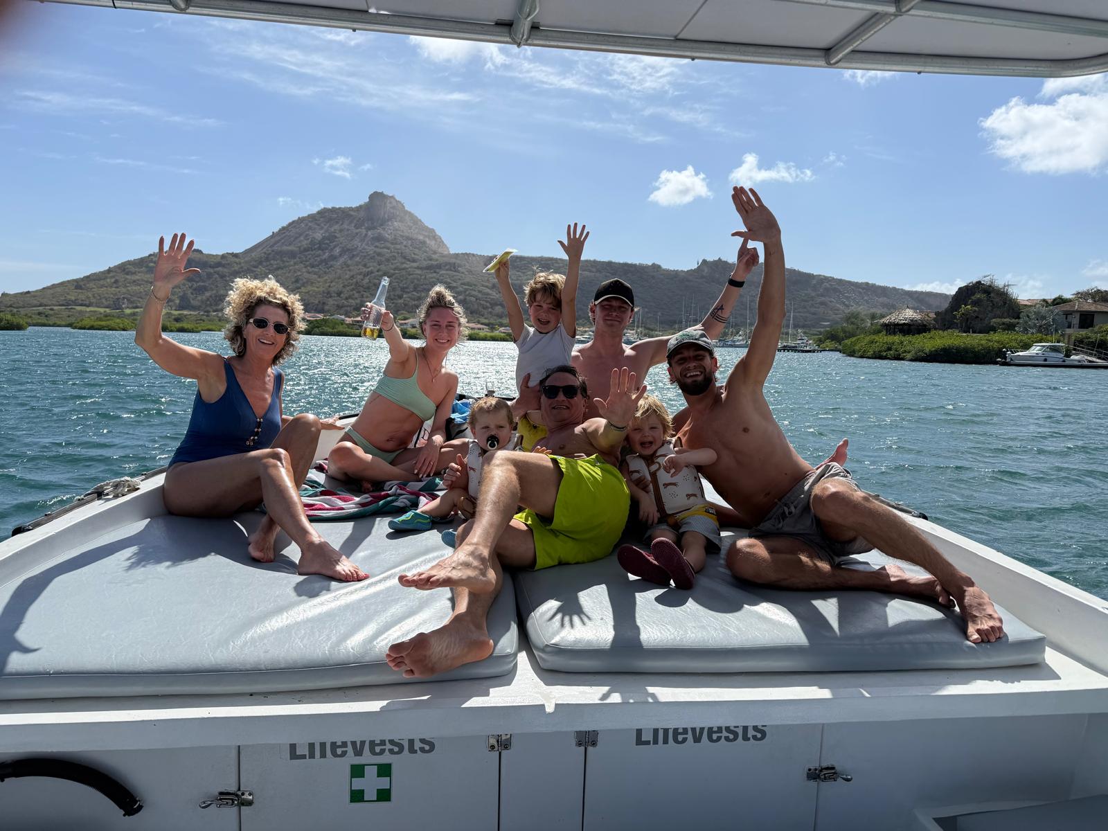 Groep mensen op een boot