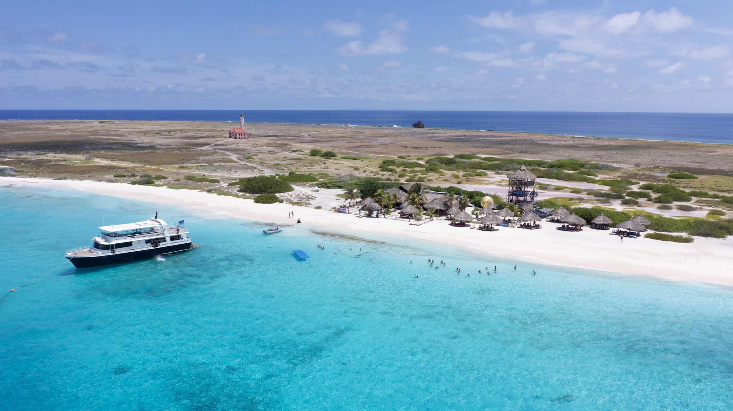 Tropisch strand met helderblauw water